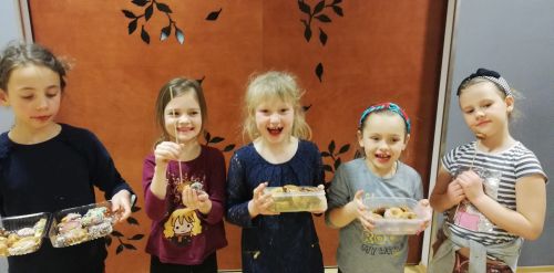 na zdjęciu widzoczna grupa pięciu dziewczynek, w rękach trzymają własnoręcznie wykonane ciasteczka
