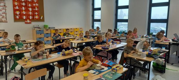 zdjęcie przedstawia uczniów klasy 2 siedzących w ławkach w sali