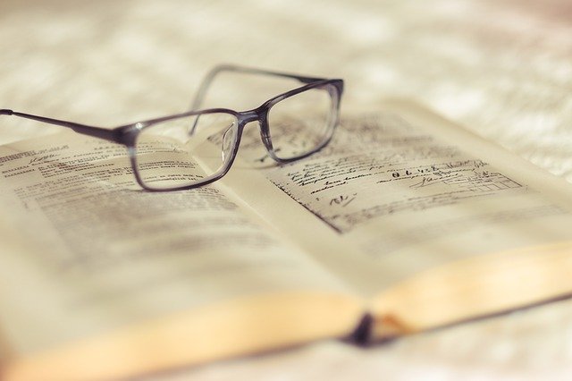 zdjęcie przedstawia okulary leżące na otwartej książce