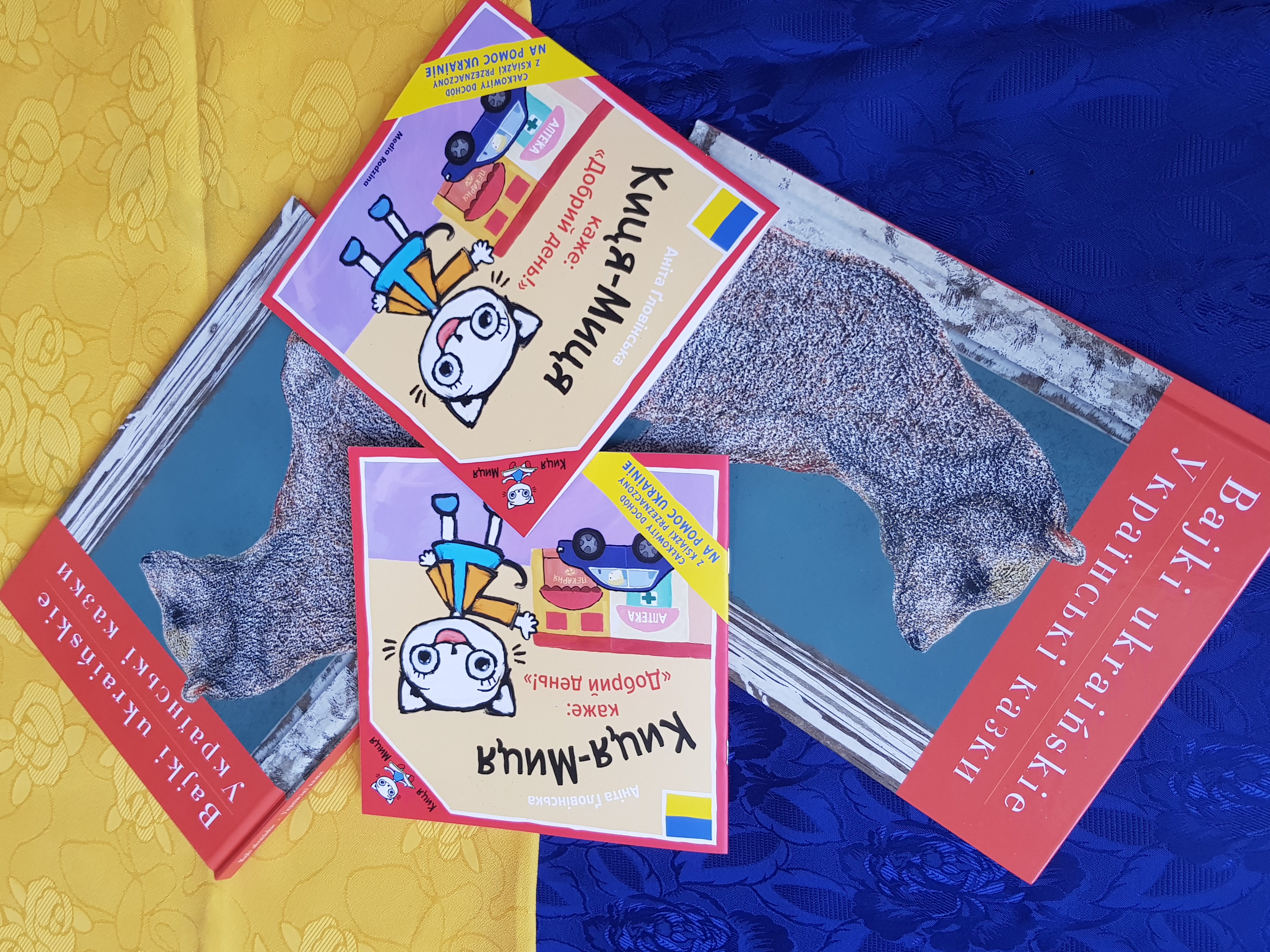 zdjęcie przedstawia książki dla dzieci w języku ukraińskim