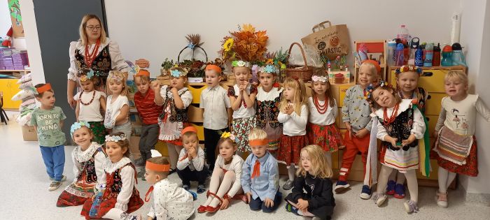 zdjęcie przedstawia grupę przedszkolaków, część dzieci jest ubrana w stroje krakowskie