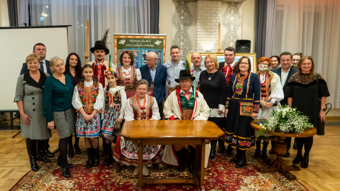 na zdjęciu widoczna grupa osób w strojach krakowskich