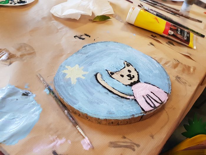 zdjęcie przedstawia kota namalowanego na drewnie