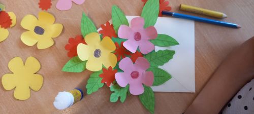na zdjęciu widoczna otwarta koperta z kwiatami z papieru - praca plastyczna przedszkolaka
