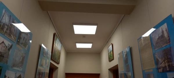 zdjęcie przedstawia korytarz biblioteki z nowym oświetleniem