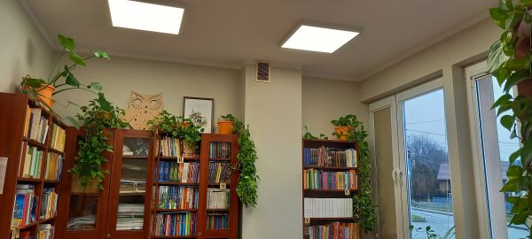 zdjęcie przedstawia salę biblioteczną z lampami led