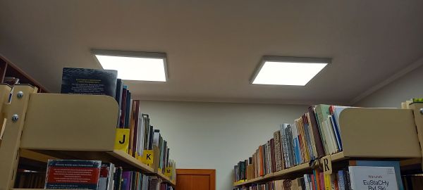zdjęcie przedstawia nowe oświetlenie w bibliotece
