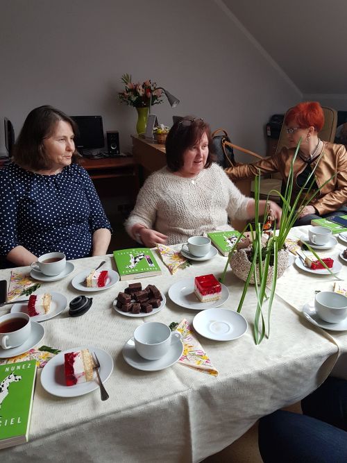 na zdjęciu widoczne trzy kobiety siedzące przy stole, trwa dyskusja