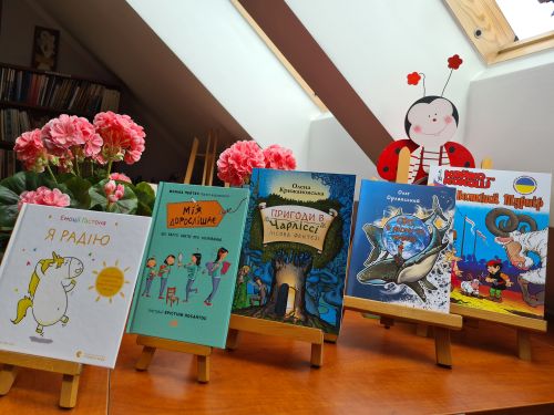 na zdjęciu widoczne książki w języku ukraińskim dla dzieci