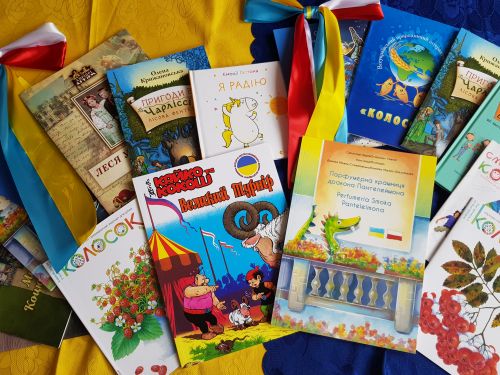 na zdjęciu widoczne książki, gazety i komiksy w języku ukraińskim dla dzieci
