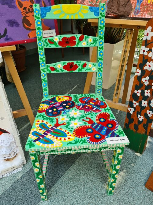 na zdjeciu widoczne krzesło pomalowane we wzory ludowe