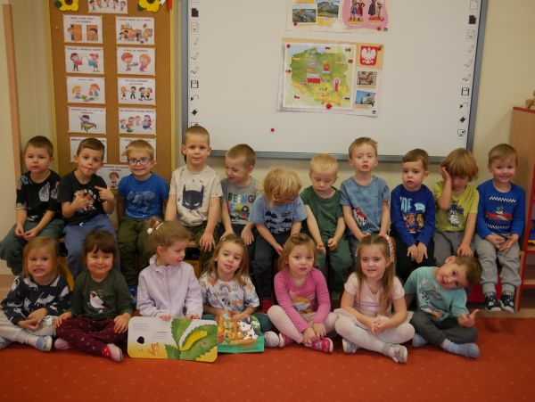 zdjęcie grupowe przedszkolaków