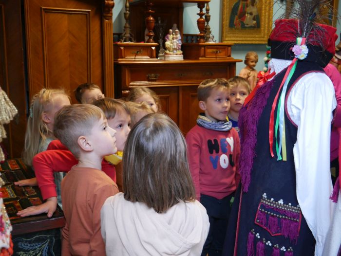 zdjęcie przedstawia dzieci zwiedzające Izbę Regionalną w Zielonkach