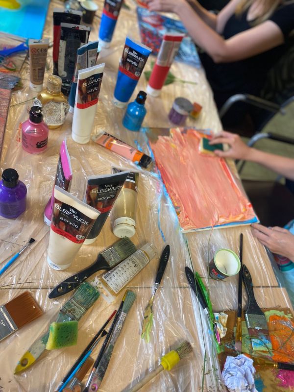 zdjęcie przedstawia preparaty i farby do malowania leżące na stole