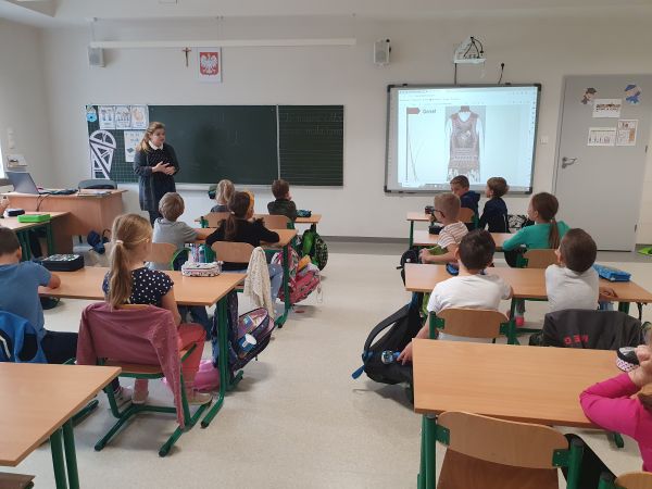 zdjęcie przedstawia dzieci w sali podczas lekcji 