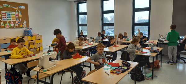 zdjęcie przedstawia uczniów w klasie podczas zajęć