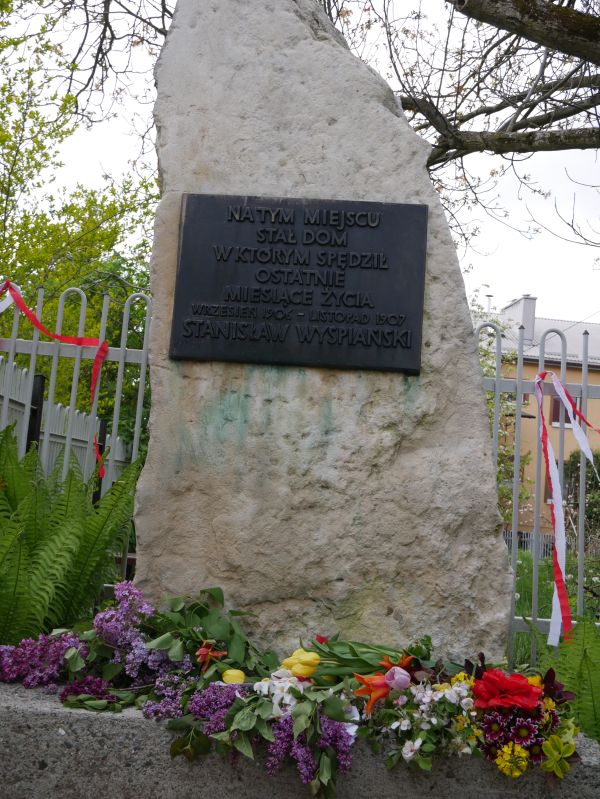 zdjęcie przedstawia obelisk upamiętniający Stanisława Wyspiańskiego