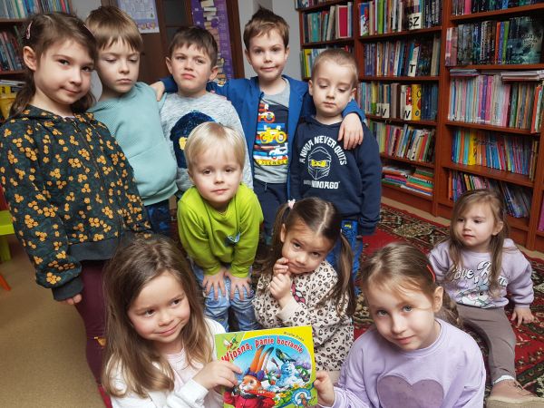 zdjęcie przedstawia grupę dzieci w bibliotece