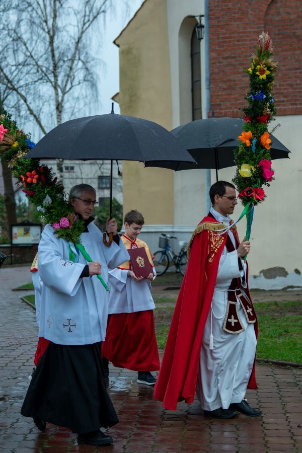 zdjęcie przedstawia procesję wokół kościoła z palami