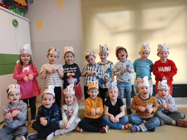 zdjęcie grupy przedszkolaków w opaskach z króliczymi uszami