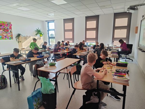 zdjęcie przestawia uczniów siedzących w klasie podczas zajęć