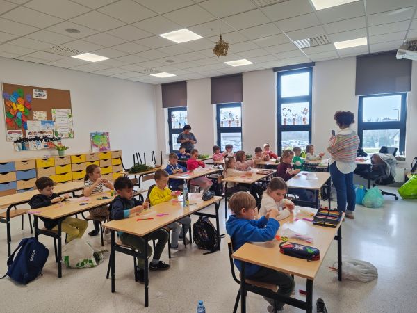 zdjęcie uczniów siedzących w klasie podczas zajęć